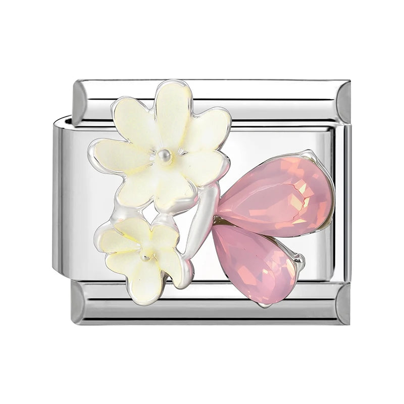 Růžový motýl a květiny