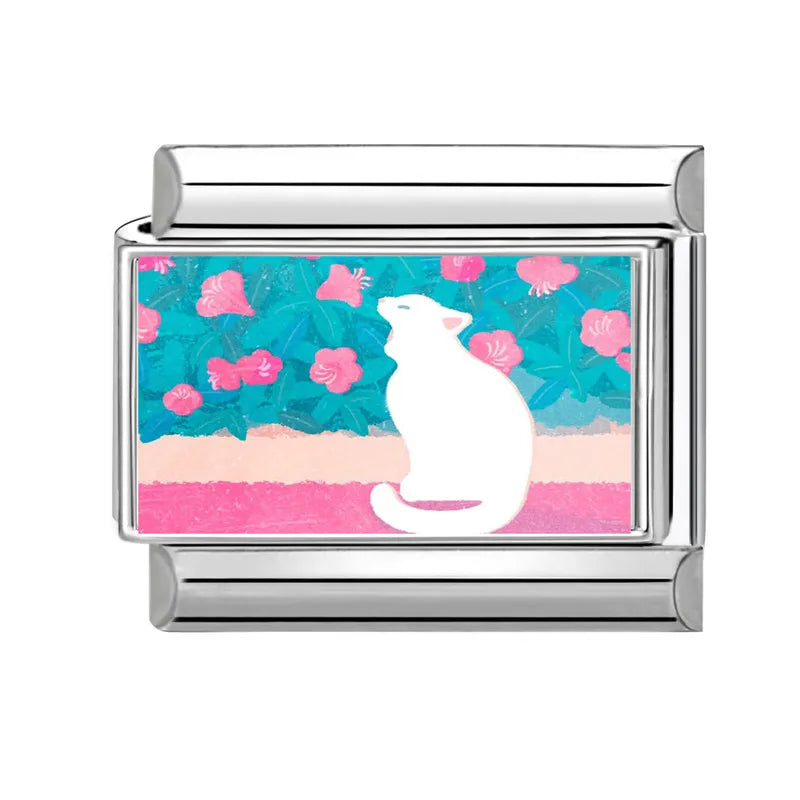 Bílá kočka v zahradě květin