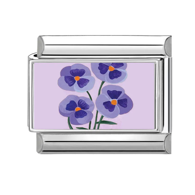 Fialky na fialovém pozadí