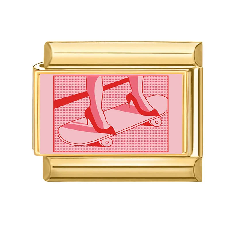 Žena v lodičkách na skateboardu