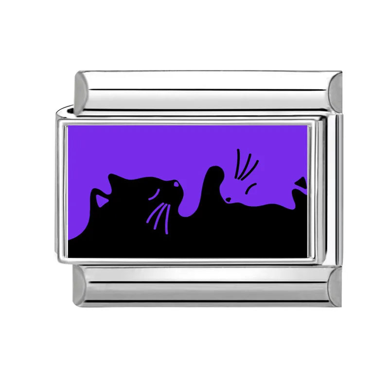 Černá kočka na fialovém pozadí