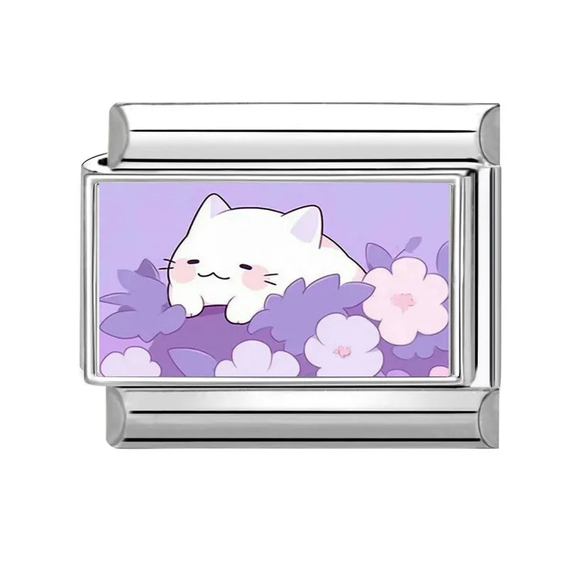 Bílá kočka ve fialových květinách