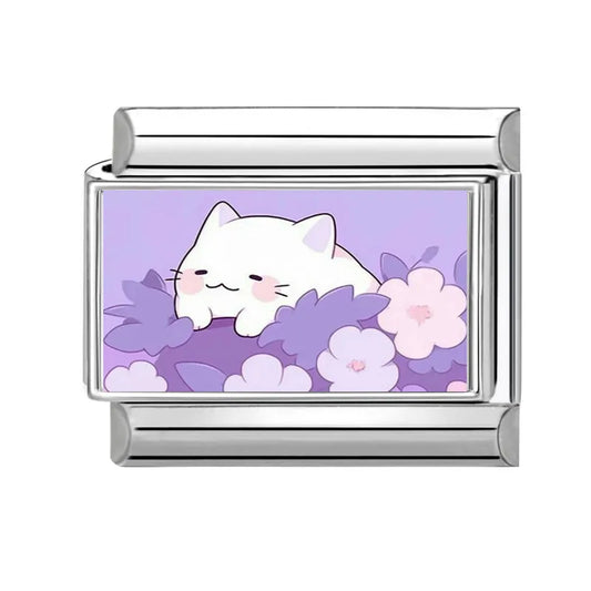 Bílá kočka ve fialových květinách