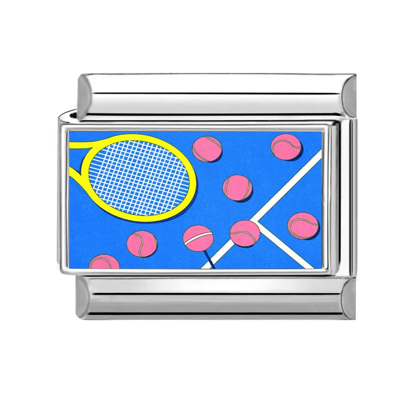 Tenisová raketa na kurtu