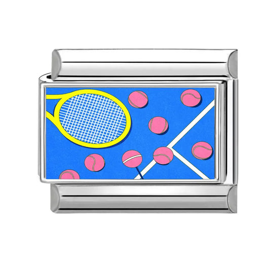 Tenisová raketa na kurtu