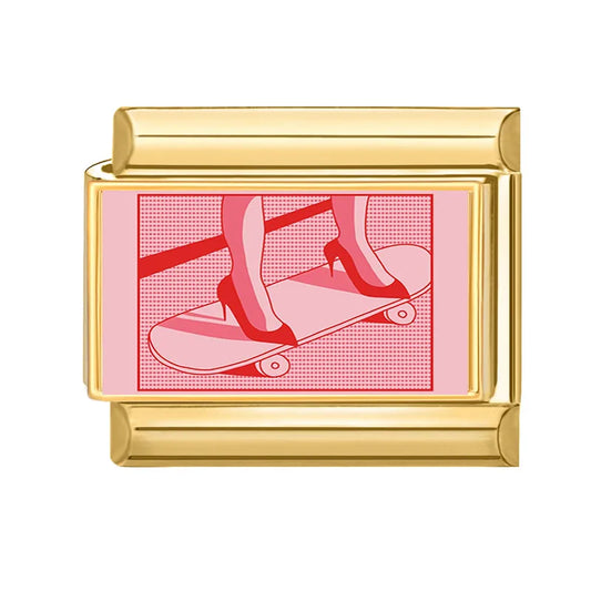 Žena v lodičkách na skateboardu