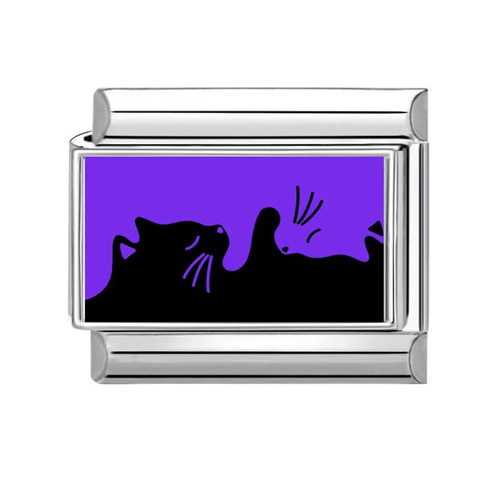 Černá kočka na fialovém pozadí